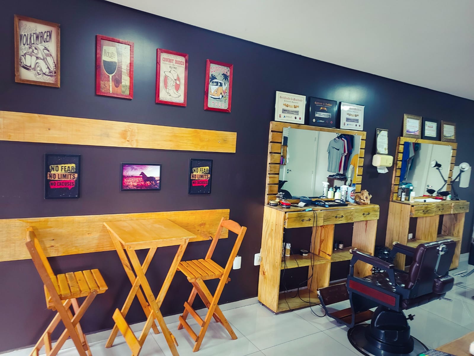 Ambiente com madeira e cadeiras da barbearia