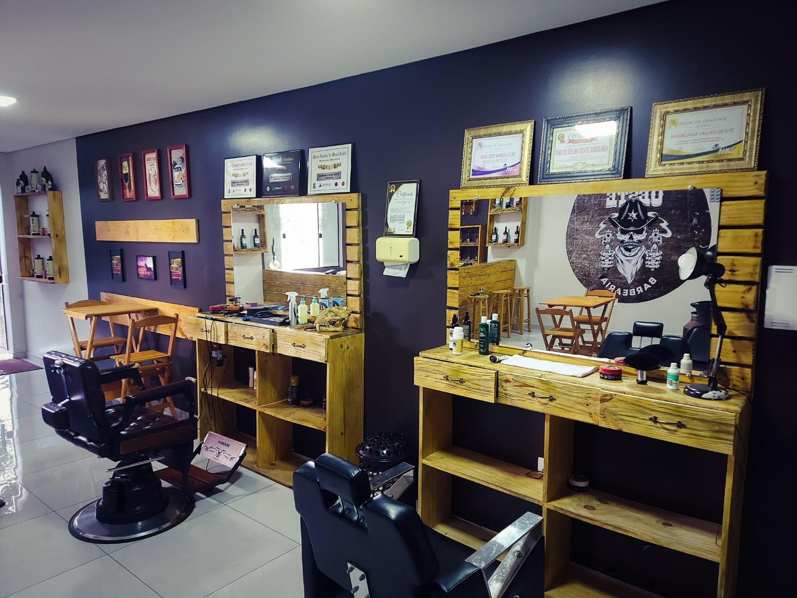 Cadeiras e espelhos da Velho Oeste Barbearia